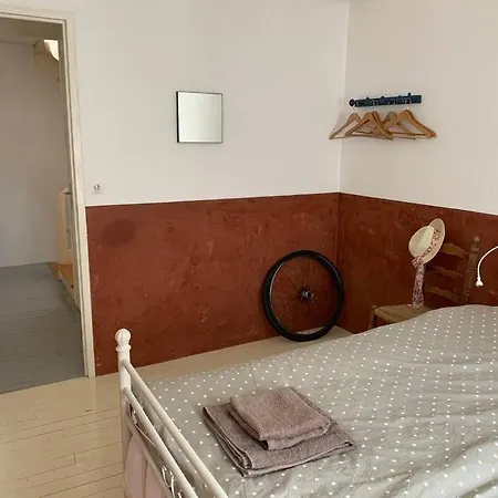 Charming Townhouse With Stunning Pyrenees Views - Close To A Swimming Pool - Sleeps 6 *