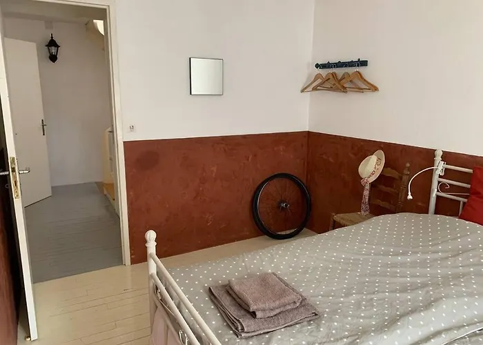 Townhouse In Southern France With A Wonderful View And Close To A Swimming Pool *